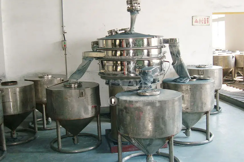 振蕩篩主要特點(diǎn)：換網(wǎng)容易，全封閉模式粉末不飛揚(yáng)，可連續(xù)作業(yè)